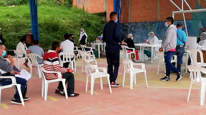 Inmunización en el polideportivo.
