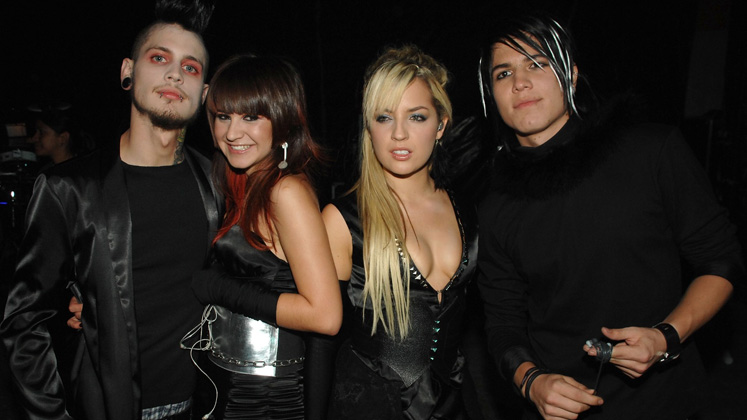 Con éxitos como ‘Sin Despertar’, ‘Ya Nada Queda’, y ‘Déjame Gritar’, el grupo se consolidó como uno de los más influyentes de la década. 