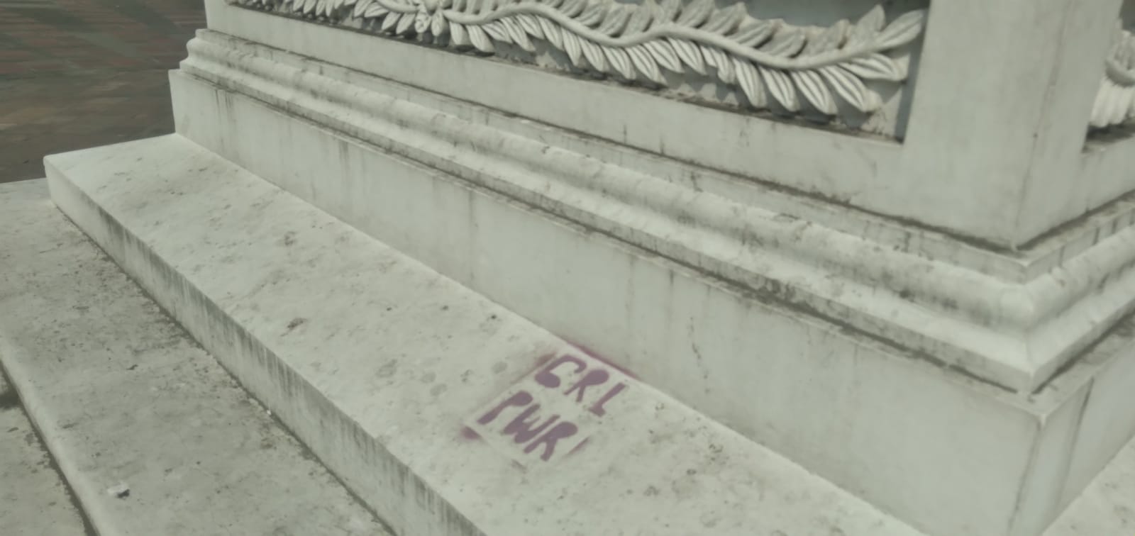 El monumento principal del parque de La Victoria, hecho en honor a la victoria en la Batalla de Boyacá, está sucio y con grafitis.