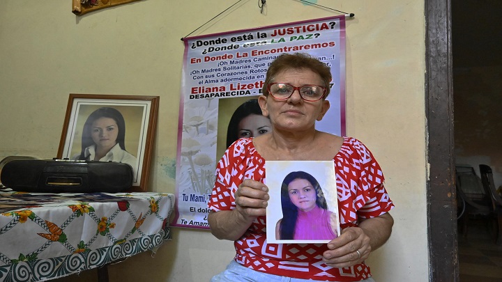 María Anyul sigue esperando el regreso de su hija Eliana./Foto: Jorge Gutiérrez - La Opinión