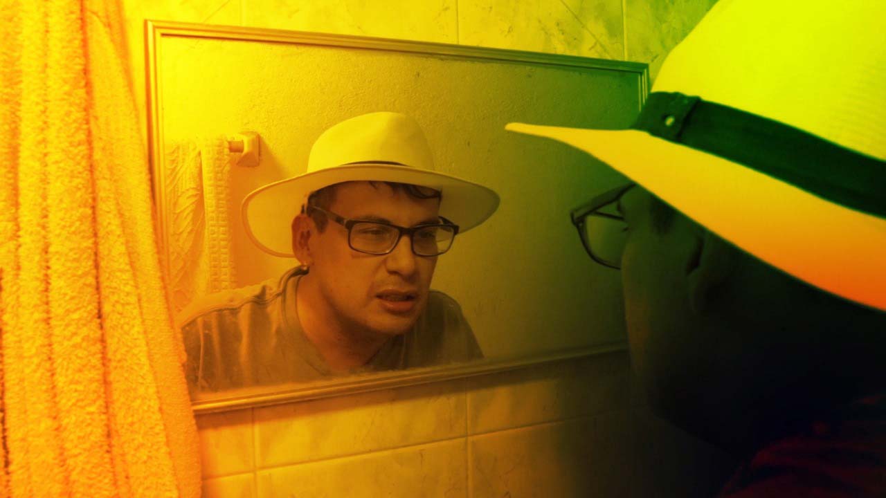 La obra explora el oscuro universo de aquellos que defienden el autoritarismo desde su cotidianidad. 