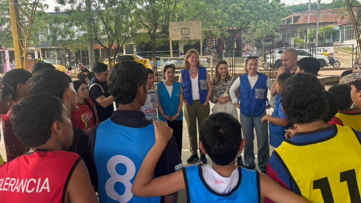 Charla con niños en barrio Antonia Santos.