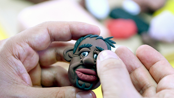 Caminantes de plastilina: artista colombiano moldea el dolor de la migración en América