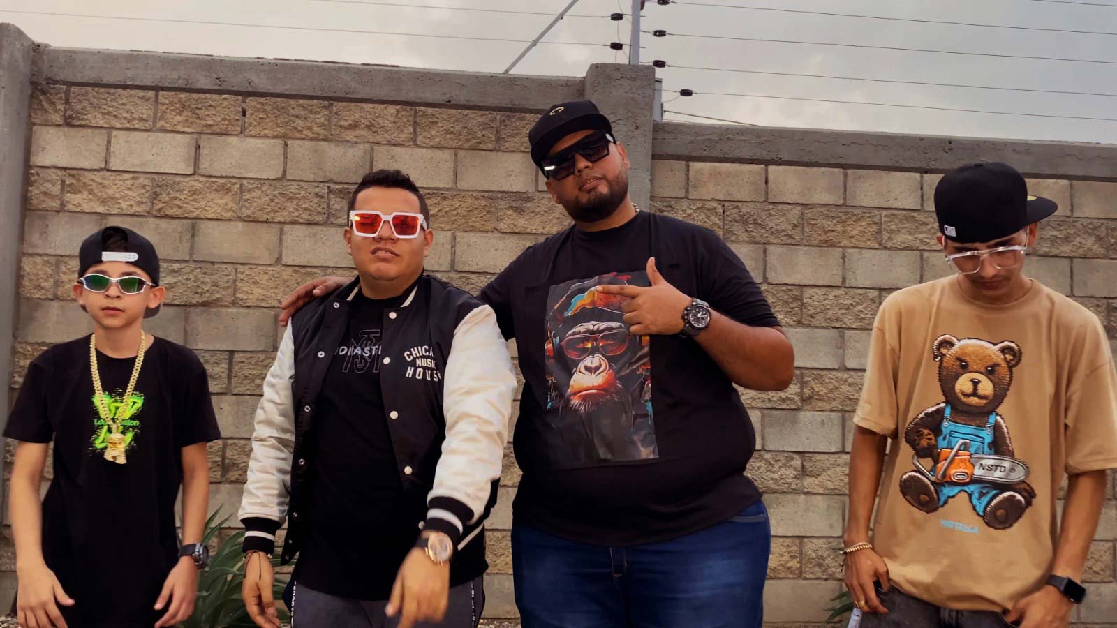 Además de ‘Jaca’ y ‘Raiky’, el videoclip cuenta con la participación de ‘Angelito El Chamaquito’ y ‘Arthur Tavera’. 