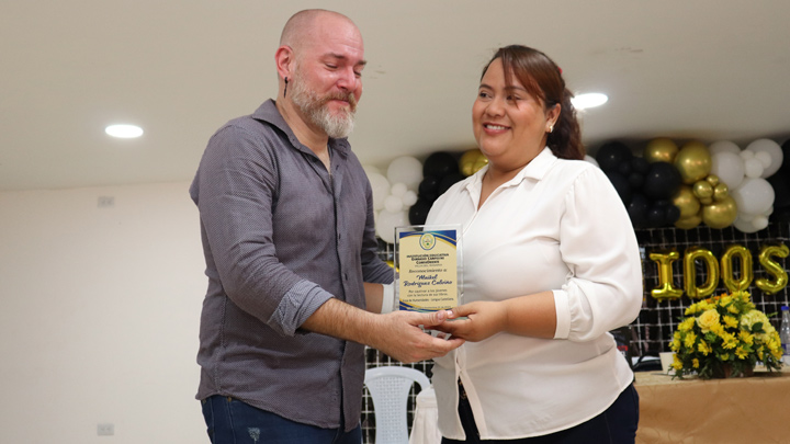 Entrega de reconocimiento a Maikel Rodríguez. /Foto cortesía. 