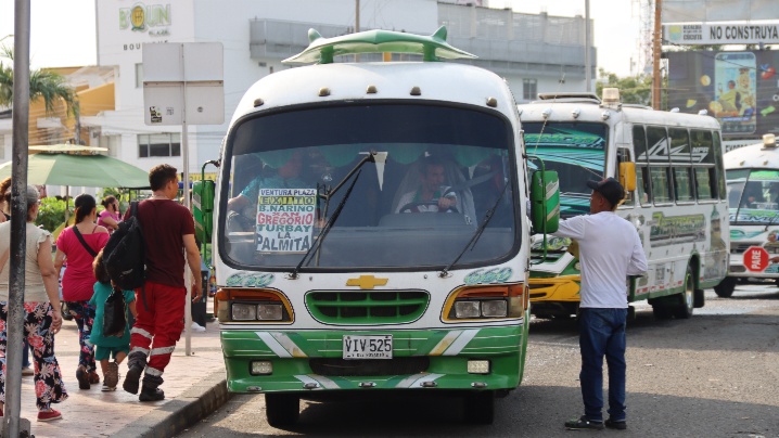 Pasajeros suben a una buseta en Cúcuta.