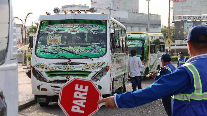 Agente vial controla el tráfico en Cúcuta. 