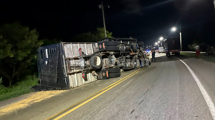 Volcamiento en la vía 