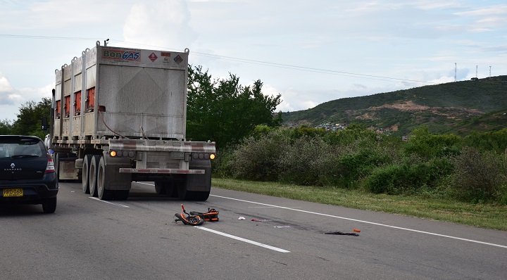La tractomula le pasó por encima al niño y la bicicleta.