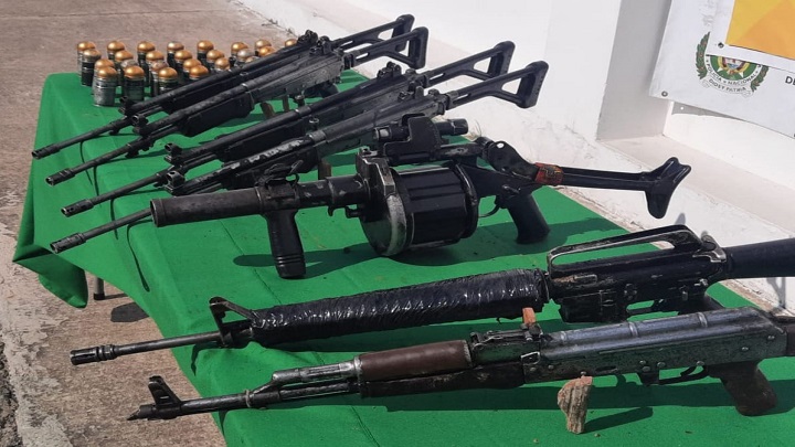 Las armas estaban escondidas en una caneca plástica.