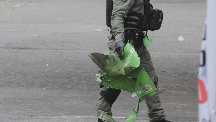 Los expertos en explosivos analizan los restos del explosivo, para hallar evidencias sobre los responsables