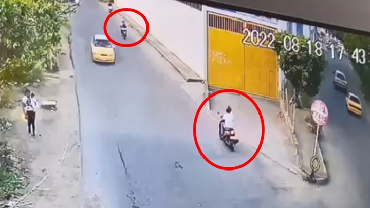 El supuesto ‘campanero’ se quedó metros más atrás de donde tenían a la víctima, mientras que sus cómplices pasaban por el lado.