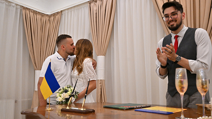 En Ucrania las bodas desafían a las bombas./Foto: AFP