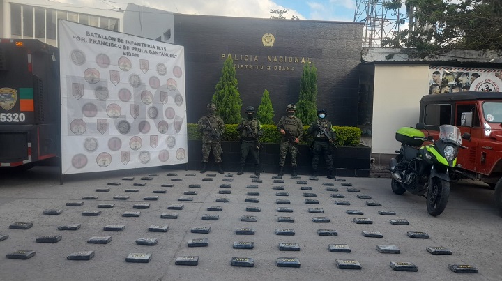 1 vehículo abandonado encontraron las autoridades con 100 kilos de cocaína.