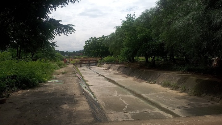 Canal de aguas lluvia del barrio La Laguna.