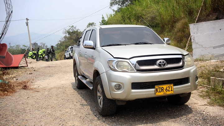 La camioneta de la pareja quedó a mitad de camino.
