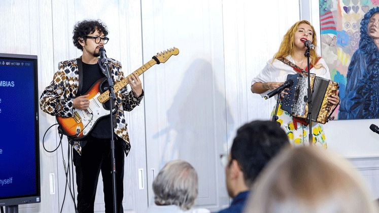 Víctor Hugo Echeverri Jaramillo, embajador de Colombia en la India, fue el encargado de inaugurar el evento. Durante su discurso, resaltó la riqueza cultural de Colombia. 