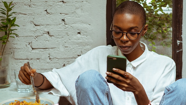 Las redes sociales son un espacio virtual que es apetecido por personas de todas las edades, quienes en su mayoría consumen ‘contenido basura’, según expertos.