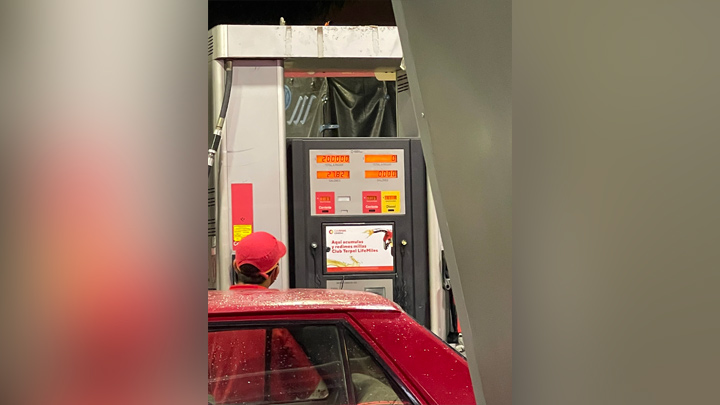 Esta situación fue captada en la estación de servicio de San Rafael. Un pequeño Renault fue surtido con 27,8 galones de gasolina, cuyo valor se traduce en más de 200 mil pesos. Esta irregularidad refleja una evidente modificación del tanque de combustible del vehículo.