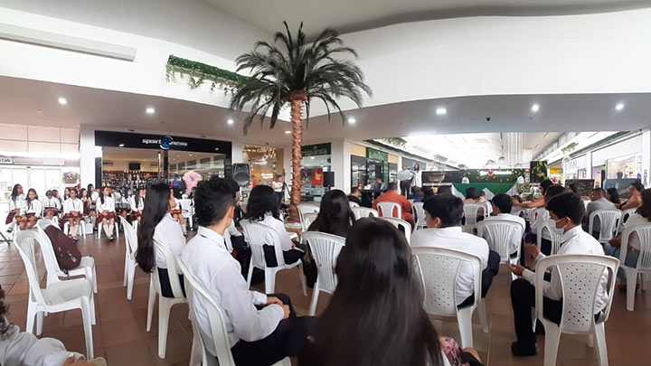 Estudiantes exponen fotos de aves de bosques en Los Patios./Foto: cortesía