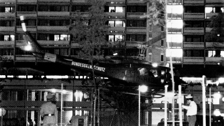 Los terroristas y los rehenes fueron transportados en un autobús hacía donde estaban dos helicópteros.