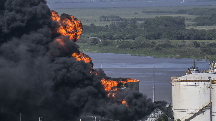 Un bombero muerto por incendio en un depósito de combustible./Foto: AFP