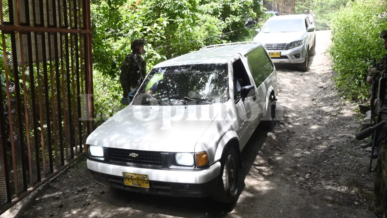 Familiares identifican al minero sin vida. 