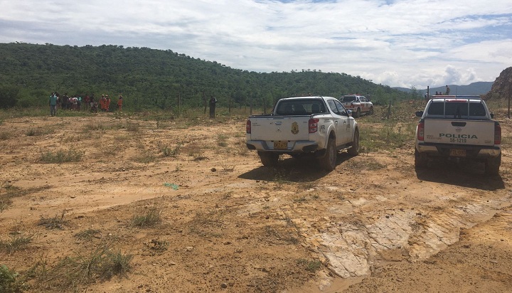 Aron Steven estaba enredado entre unas ramas.