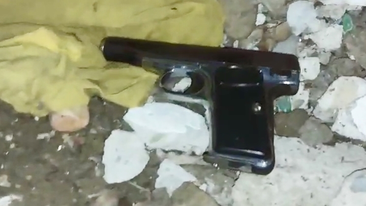 La pistola la encontraron enterrada al lado de un árbol