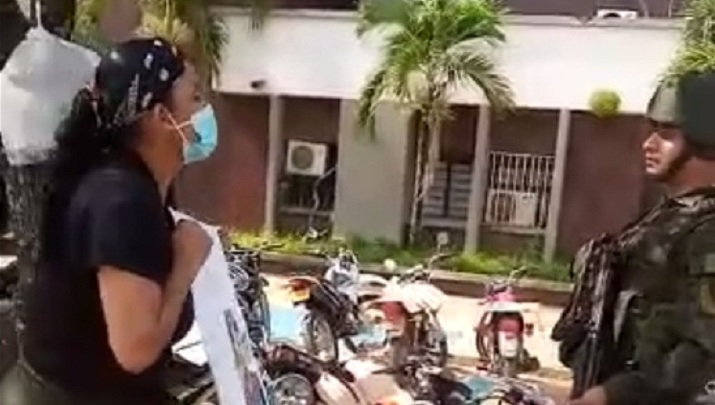 La madre de uno de los capturados protestará hasta que su hijo sea liberado. Ella dice que es inocente.