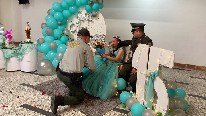 La Policía le cumplió el 'sueño' a una quinceañera en Pamplona./Foto: cortesía