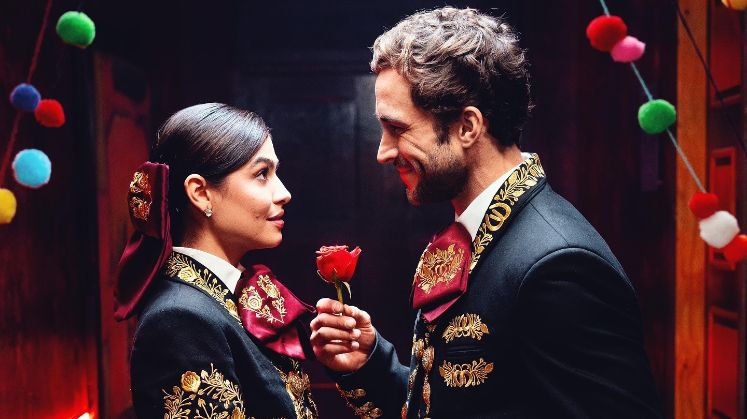 Roberto y Essined Aponte llevan la química de 11 años de amistad a la pantalla en La hija del mariachi.