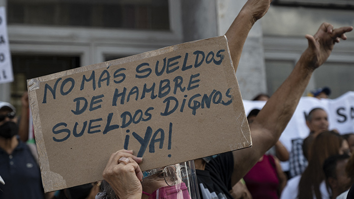 Trabajadores de la salud pública de Venezuela exigen alza a salarios de "esclavos"./Foto: AFP