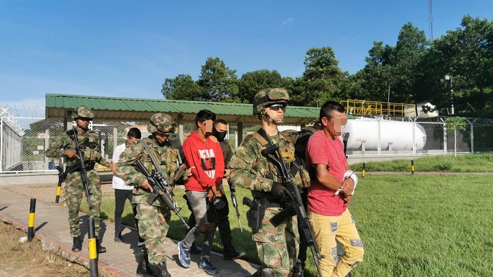 Estos cuatro hombres fueron presentados como presuntos guerrilleros