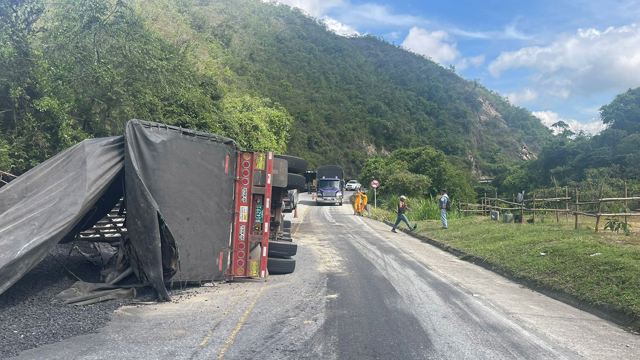 Tractomula se volteó en la vía Ocaña. 