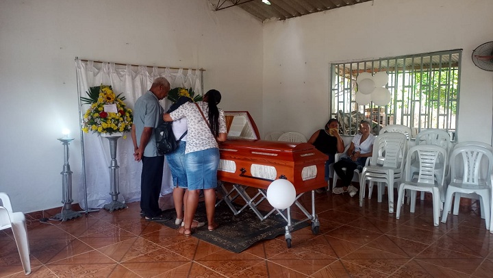 El generador de contenido fue velado en un salón  del abuelo de Caño Limón, rodeado de sus amigos, familiares y vecinos. 