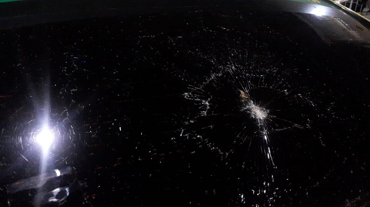 Le partieron los vidrios de la buseta por no dejarse robar 