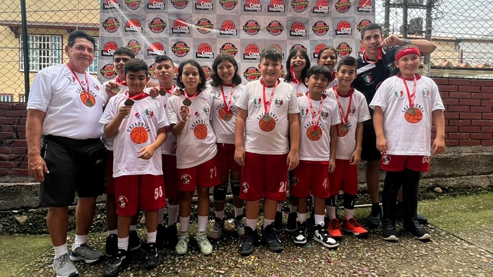 Los deportistas dieron todo en la cancha. FOTO: Cortesía Escuela de Baloncesto Cazadores