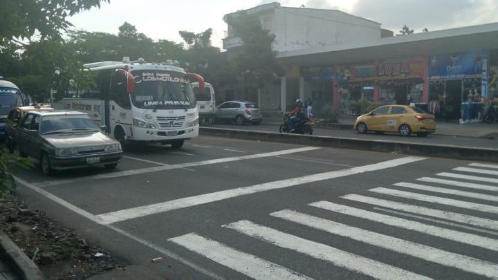 Le partieron los vidrios de la buseta por no dejarse robar 