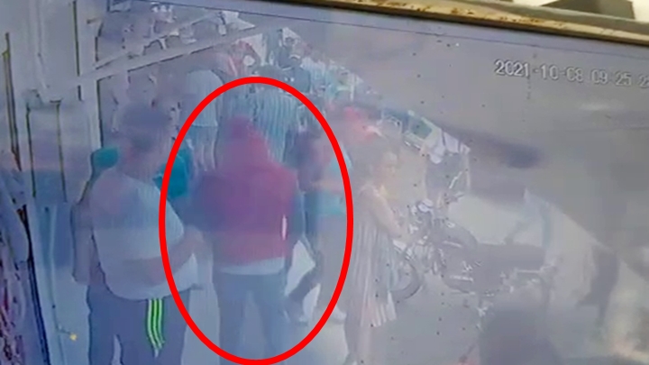 Uno de los hombres llegó y enfrentó a la comunidad.