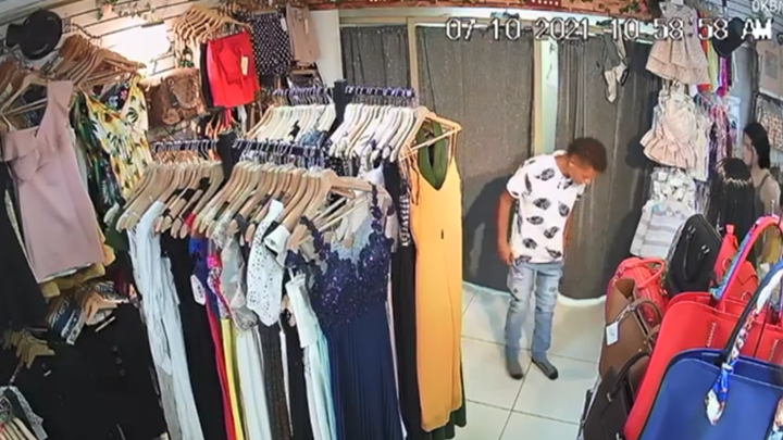 En este video se ve cuando los jóvenes estaban en el local de ropa.