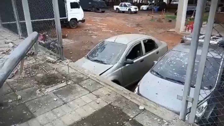 Varios vehículos también resultaron averiados.