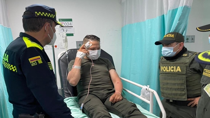 El general Carlos Rodríguez visitó a los policías heridos.