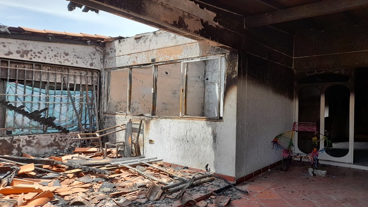 La vivienda quedó totalmente quemada y destruida por las intensas llamas.