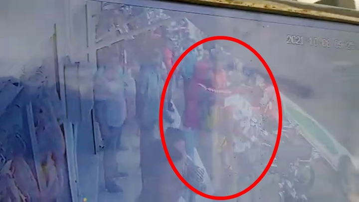 En los videos se puede ver cuando llevan a los jóvenes amenazados.