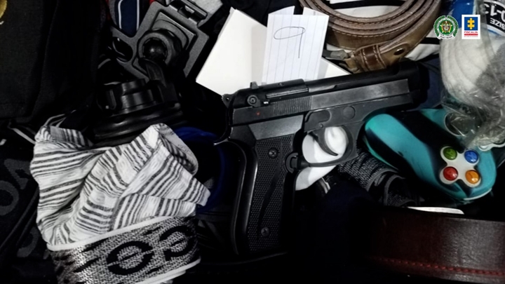 En uno de los allanamientos encontraron una pistola.