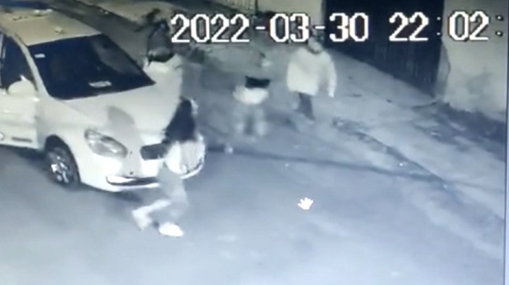 En una cámara de seguridad quedó registrado el momento en que los aparentes delincuentes huyen 