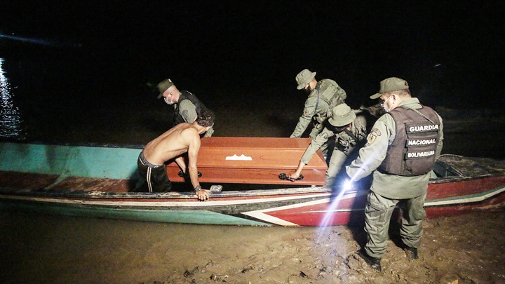 El cadáver fue llevado en una chalupa hasta Venezuela.