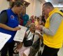 Fredy Quintero, subdirector de la Unidad Nacional de Víctimas, hace entrega de una de las cartas a una víctima/Foto cortesía