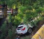 El carro cayó abajo del puente que está sobre la vía que va de Los Patios a Pinar del Río./Foto cortesía